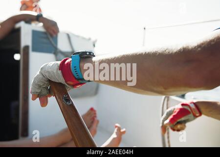 Die Hand auf das Lenkrad yacht Rad. Sonnigen Tag Stockfoto