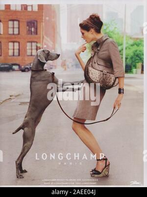 Plakat werbung Longchamp Fashion House mit Coco Rocha in Papier Magazin von 2012 Jahr, Werbung, kreative Longchamp Anzeige von 2010 s Stockfoto