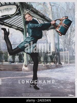 Plakat werbung Longchamp Fashion House mit Coco Rocha in Papier Magazin von 2012 Jahr, Werbung, kreative Longchamp Anzeige von 2010 s Stockfoto