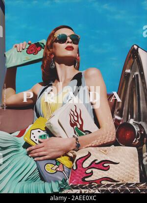 Plakat Werbung Prada Modehaus in Papiermagazin von 2012 Jahr, Anzeige, kreative Prada Anzeige von 2010er Jahren Stockfoto