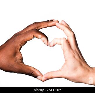 Herzen von den Händen gebildet, kaukasische und Afrikanische Amerikanische. Diversity Konzept auf grauem Hintergrund Stockfoto