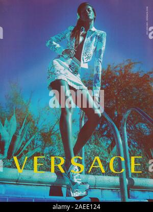 Poster Werbung VERSACE Modehaus mit Gisele Bundchen in Papiermagazin aus dem Jahr 2012, Werbung, kreative VERSACE-Werbung aus den 2010er Jahren Stockfoto