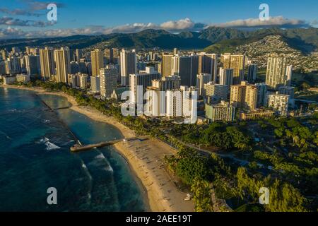 Ein hohes Ansehen der Hotels entlang der Strandpromenade von Waikiki, Honolulu, Oahu. Stockfoto