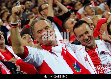 Prag, Tschechien - Oktober 23, 2019: Slavia Praha Unterstützer genießen Sie das UEFA Champions League Spiel gegen Barcelona im Eden Arena in Prag, Tschechische Republik Stockfoto