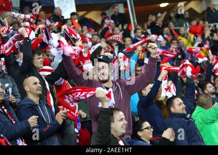 Prag, Tschechien - Oktober 23, 2019: Slavia Praha Anhänger ihre Unterstützung zeigen während der UEFA Champions League Spiel gegen Barcelona im Eden Arena in Prag, Tschechische Republik Stockfoto