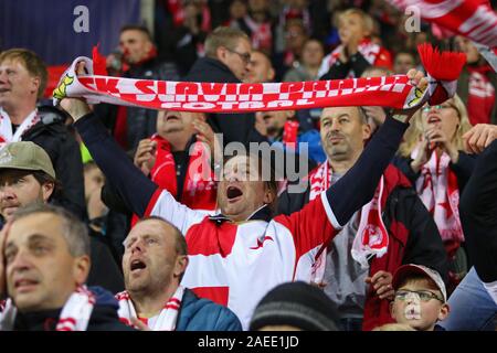 Prag, Tschechien - Oktober 23, 2019: Slavia Praha Anhänger ihre Unterstützung zeigen während der UEFA Champions League Spiel gegen Barcelona im Eden Arena in Prag, Tschechische Republik Stockfoto