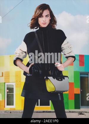 Plakat werbung Longchamp Fashion House mit Alexa Chung in Papier Magazin von 2015 Jahr, Werbung, kreative Longchamp Anzeige von 2010 s Stockfoto