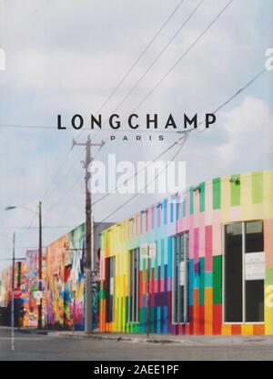 Plakat werbung Longchamp Fashion House mit Alexa Chung in Papier Magazin von 2015 Jahr, Werbung, kreative Longchamp Anzeige von 2010 s Stockfoto