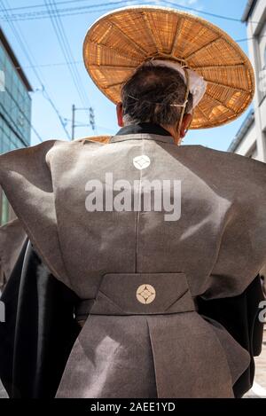 April 15, 2019: Japanischer Mann in traditioneller Kleidung während der jährlichen Takayama Festival. Takayama, Japan Stockfoto