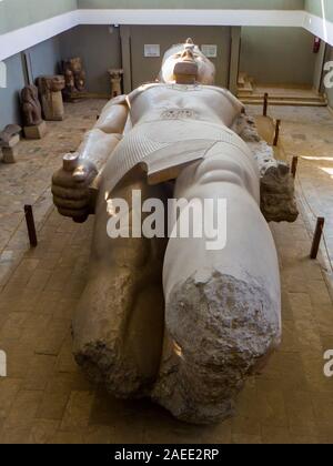 Riesige Statue von Ramses II., mit Rahina Museum in Memphis, Kairo, Ägypten Stockfoto
