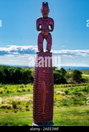 Traditionellen Maori aus Holz geschnitzte Statue in einem ländlichen Ort im Freien Stockfoto