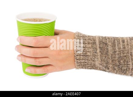 Hand in warmen Pullover, Papier Tasse heißen gesunden Kräutertee. Auf weissem Hintergrund Stockfoto