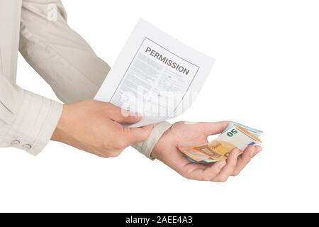 Bestechungsgeld für die Erlaubnis. Offizielle Erlaubnis hält in der einen Hand und Euro-banknoten in anderen. Stockfoto