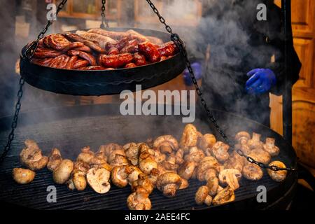 Gegrillte Pilze und Würstchen auf einem traditionellen Weihnachten und Neues Jahr. Kiew, Ukraine Stockfoto