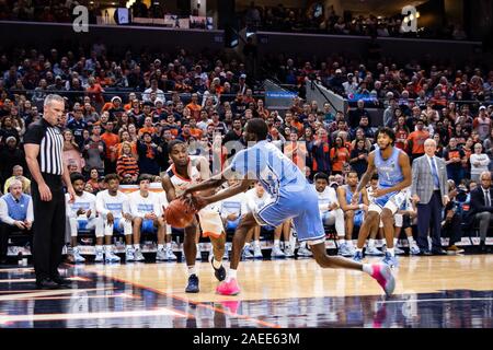 Charlottesville, VA, USA. 8 Dez, 2019. Aktion während der NCAA Basketball Spiel zwischen der Universität von North Carolina Tar Heels und Universität von Virginia Kavaliere an der John Paul Jones Arena in Charlottesville, VA. Brian McWalters/CSM/Alamy leben Nachrichten Stockfoto