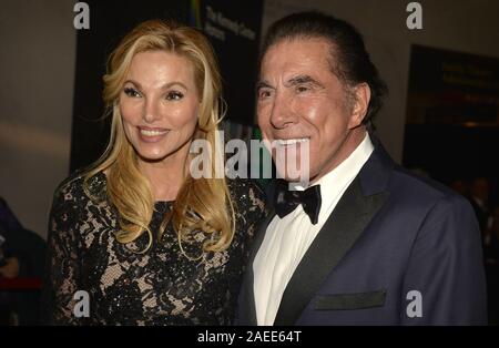 Washington, United States. 08 Dez, 2019. Ehemalige casino Magnat Steve Wynn (R) und seine Frau Andrea Hissom posieren für den Fotografen wie für ein Kennedy Center gala Performance, in Washington, Sonntag, 8. Dezember 2019 vor. Foto von Mike Theiler/UPI Quelle: UPI/Alamy leben Nachrichten Stockfoto