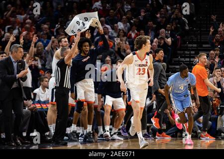 Charlottesville, VA, USA. 8 Dez, 2019. Universität von Virginia Spieler feiern während der NCAA Basketball Spiel zwischen der Universität von North Carolina Tar Heels und Universität von Virginia Kavaliere an der John Paul Jones Arena in Charlottesville, VA. Brian McWalters/CSM/Alamy leben Nachrichten Stockfoto