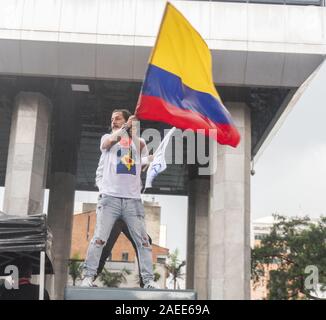 Oktober 10, 2019: eine Person trägt eine kolumbianische Flagge in der musikalische Protest gegen die Regierung von Präsident IvÃ¡n Duque in Bogotà Credit: Daniel Garzon Herazo/ZUMA Draht/Alamy leben Nachrichten Stockfoto