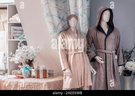 Zwei Figuren, ein Mann und eine Frau ein Ehepaar in home Kleidung Schlafanzüge, in einem warmen und gemütlichen Interieur. Schaufenster mit der Darstellung eines Home Schlafzimmer. Stockfoto