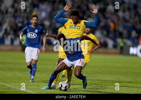 Lissabon, Portugal. 8 Dez, 2019. Chima von BELENENSES TRAURIG (vorne) Mias mit Ze Luis von FC Porto während der Portugiesischen Liga Fußballspiel zwischen Belenenses traurig und FC Porto auf Jamor Stadion in Oeiras, Portugal am 8. Dezember 2019. Credit: Pedro Fiuza/ZUMA Draht/Alamy leben Nachrichten Stockfoto