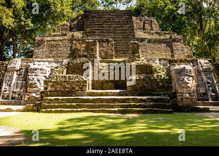 Orange Walk County, Belize - November, 16, 2019. Ein Blick auf die Maske Tempel in Lamanai archäologische Reserve, ein beliebtes Ziel für Touristen und Fernbedienung Stockfoto