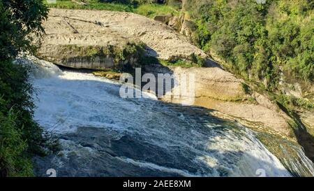 Schnell fließenden Wasserfall des Flusses Wasser über eine Felswand ein erstaunliches mächtigen Wasserfall fließt Stockfoto