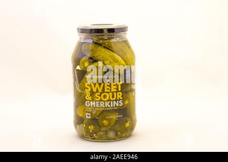 Alberton, Südafrika - ein Glas von Woolworths essen süß-saure Gurken auf einem klaren Hintergrund Bild im Querformat isoliert Stockfoto
