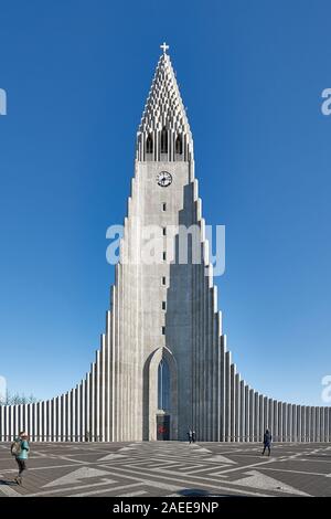 Reykjavik Kathedrale von außen gesehen von einer Straße Stockfoto