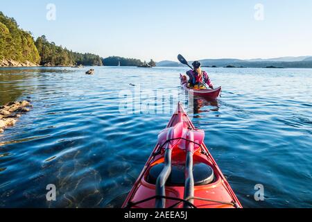 Eine erste Person Perspektive von zwei Personen Kajakfahren auf der Westseite von Wallace Island Marine Provincial Park in der Gulf Islands, British Columbia, Stockfoto