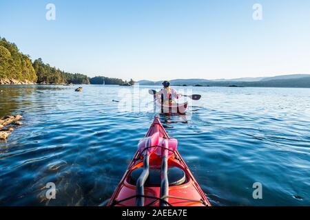 Eine erste Person Perspektive von zwei Personen Kajakfahren auf der Westseite von Wallace Island Marine Provincial Park in der Gulf Islands, British Columbia, Stockfoto