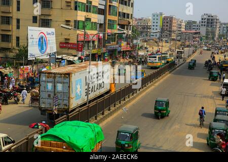 Ansicht der Pragati Sarani, einer belebten Straße in Dhaka, der Hauptstadt von Bangladesch. Stockfoto