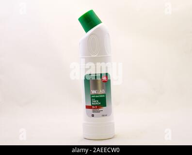 Alberton, Südafrika - eine Plastikflasche von anti-bakteriellen dicke Bleichen von Woolworths auf einen klaren Hintergrund Bild im Querformat isoliert Stockfoto