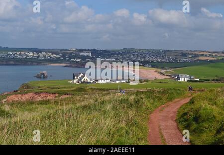 South West Coast Path von South Milton Sands zu Hope Cove in Devon, Großbritannien. Strand Entfernung ist South Milton Sands. Stockfoto