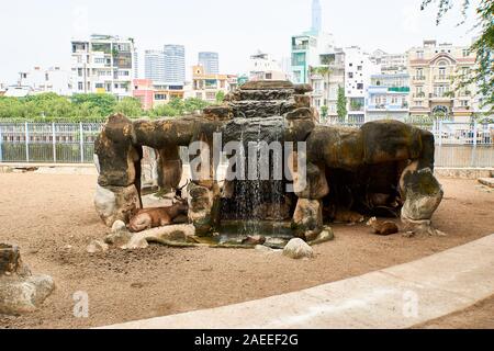 HO CHI MINH CITY, VIETNAM - November 15, 2019: Gruppe der Hirsche im Saigon Zoo. Stockfoto
