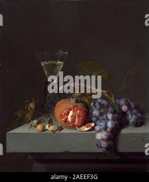 Stillleben mit Früchten, 1675 von Jacob van Walscapelle, zeigt ein Arrangement von Früchten mit Trauben, Äpfeln, Birnen und Pfirsichen, mit Schüsseln, Teller, Tischfläche, Blätter und realistische Beleuchtung und Schatten im niederländischen Golden Age Stil. Stockfoto