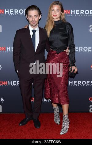 (L - r) Tom Payne und Jennifer Akerman nehmen an der 13. jährlichen CNN Helden im Amerikanischen Museum für Naturgeschichte in New York, NY, 8. Dezember 2019. (Foto von Anthony Behar/Sipa USA) Stockfoto