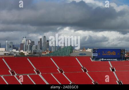 Dezember 08, 2019 Blick auf die Los Angeles Downtown Skyline vor dem NFL Spiel zwischen den Los Angeles Rams und die Seattle Seahawks im Los Angeles Memorial Coliseum Los Angeles, Kalifornien. Charles Baus/CSM. Stockfoto