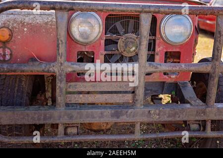 Nahaufnahme der vor einem alten, verlassenen und verrostete Auto Stockfoto