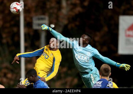 Oeiras, Portugal. 8 Dez, 2019. Ze Luis (L) von Porto Mias mit Herve Koffi (R) von belenenses während der Portugiesischen Liga Primeira Fußballspiel zwischen Belenenses und Porto in Oeiras, Portugal, on Dezember 8, 2019. Credit: Pedro Fiuza/Xinhua/Alamy leben Nachrichten Stockfoto