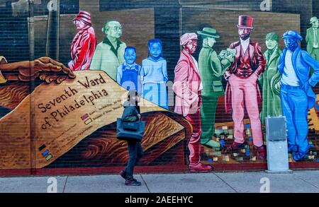 Philadelphia, Pennsylvania - November 25, 2019: ein Mann zu Fuß durch die Zuordnung von Mut Wandbild auf South Street in Philadelphia, Pennsylvania Stockfoto