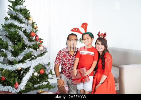 Gerne asiatische Familie mit Geschenkbox Geschenk an Weihnachten Stockfoto