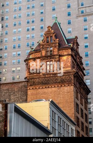 Historische Gebäude in Philadelphia, Pennsylvania, mit einem modernen Hochhaus im Hintergrund Stockfoto