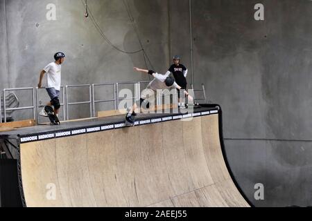 Pro Skater Praxis am Vogelhaus Skate Lager. Stockfoto