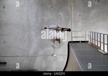 Pro Skater Praxis am Vogelhaus Skate Lager. Stockfoto