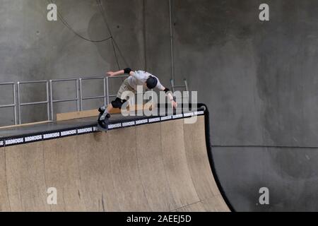 Pro Skater Praxis am Vogelhaus Skate Lager. Stockfoto