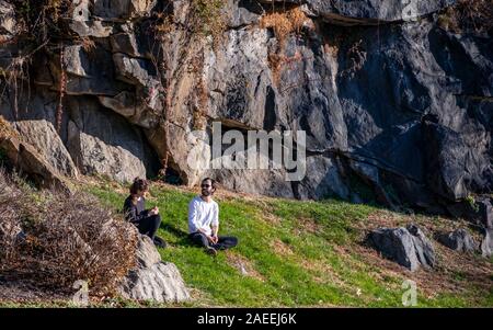 Philadelphia, Pennsylvania - November 26, 2019: ein paar entspannende in Fairmount Park, in der Nähe der Schuylkill River in Philadelphia, Pennsylvania. Stockfoto