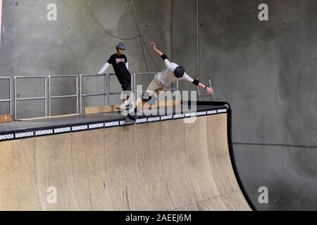 Pro Skater Praxis am Vogelhaus Skate Lager. Stockfoto