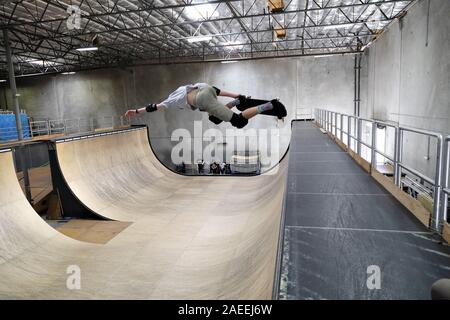 Pro Skater Praxis am Vogelhaus Skate Lager. Stockfoto