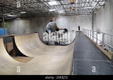 Pro Skater Praxis am Vogelhaus Skate Lager. Stockfoto