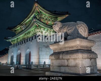 Gwanghwamun Gate und die Statue von Guardian shishi Löwenhund, night street, Gyeongbokgung Palast, Seoul, Südkorea Stockfoto